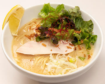 濃厚鶏白湯麺(薬味ネギ、レモン、鶏叉焼1枚、サニーレタス、フライドオニオン、糸唐辛子)