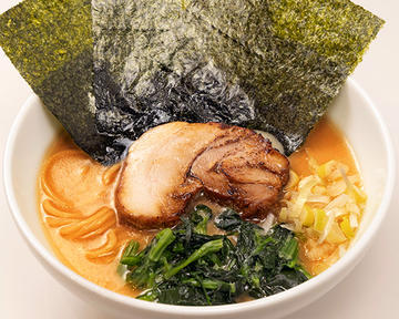 クリーミー醤油豚骨麺(薬味ネギ、のり3枚、豚叉焼1枚、ほうれん草)