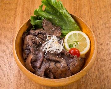 【人気No.1】炭火焼き牛タン塩丼 Charcoal-Grilled Salted Ox Tongue Rice Bowl