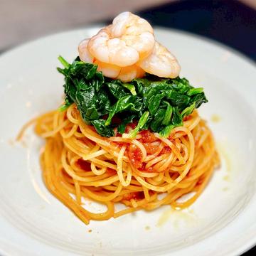 エビとほうれん草のトマトパスタ
