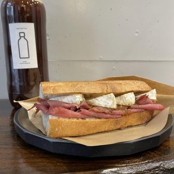 パストラミビーフ＆カマンベールとカフェボトルのセット/Pastrami Beef ＆ Camembert cheese ＆ CAFE BOTTLE