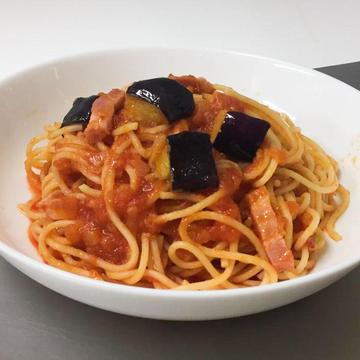 なすとベーコンのトマトソースパスタ