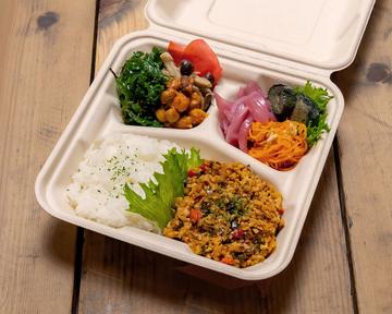 【Bento】ソイミートガパオライスと減農薬野菜6種BOX Soy Meat Gapao Rice Box