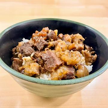 お出し香る牛すじ丼
