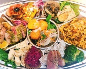 スペシャルプレート C (前菜10種+ミニパスタ1種+メイン料理1種)