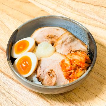 キムチ炙りチャーシュー丼(チャーシュー3枚、味玉1個、にんにく、キムチ)