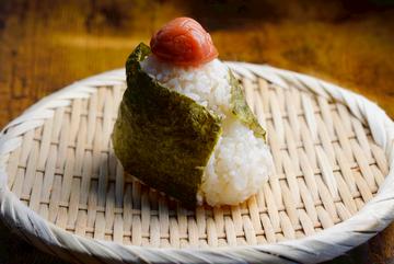 梅おにぎりrice ball coated with plum
