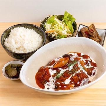 手ごね煮込みハンバーグ