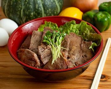 欲張り2種ステーキ丼(カットステーキ、牛タン) Glutton's Steak Duo Rice bowl (Cut Steak/Beef Tongue)