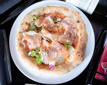 生ハムとフレッシュサラダのピッツァパルマ Pizza Parma with Prosciutto and Fresh Salad