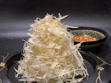 ネギサラダ～自家製ドレッシング～《Japanese Onion Salad(with Homemade Sauce)》