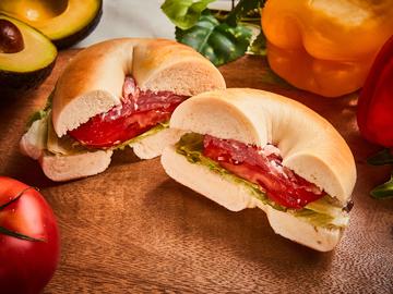 生ハムと野菜のベーグルサンド Raw ham and vegetable bagel sandwich