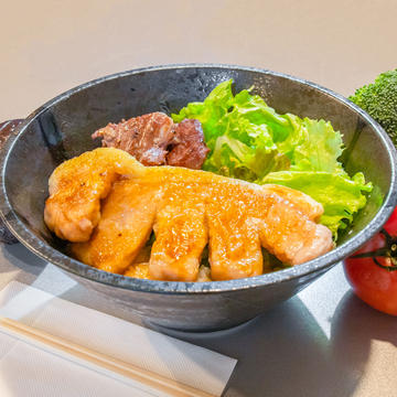 上ハラミと茶美豚のミックス丼