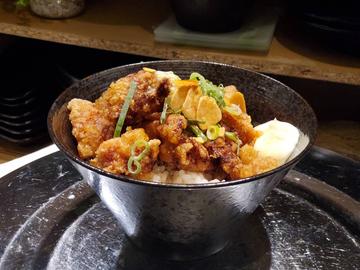 にんにく香る!ガリバタマヨ醤油からあげ丼