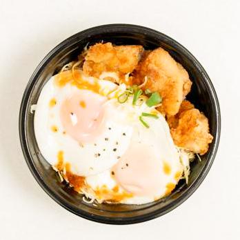 唐揚げ目玉焼き丼