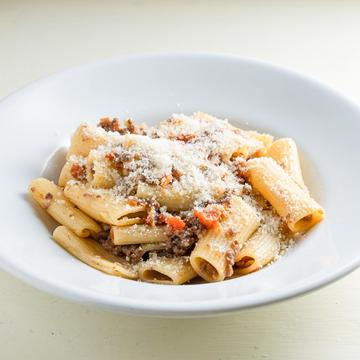 ラグーソースのパスタ(スープパン付)BEEF RAGU WITH RIGATONI SERVED WITH SOUP AND BREAD