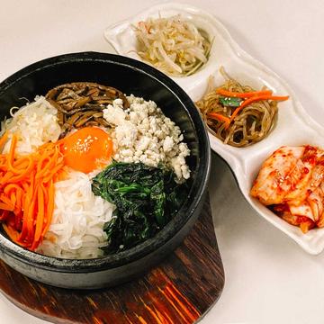 ビビンパ丼(韓国惣菜3品付、ご飯大盛り無料)