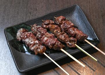 炭火焼き牛串 4本盛り(塩)/ Charcoal-Grilled Beef Skewers (4 pcs / Salt)