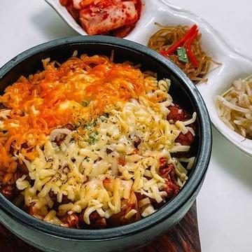 チーズタッカルビ丼(韓国惣菜3品付,ご飯大盛り無料)