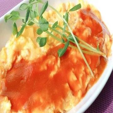 昔ながらの具沢山のデミグラスソースのオムライス。