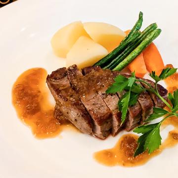 牛もも肉のステーキ オニオンソース