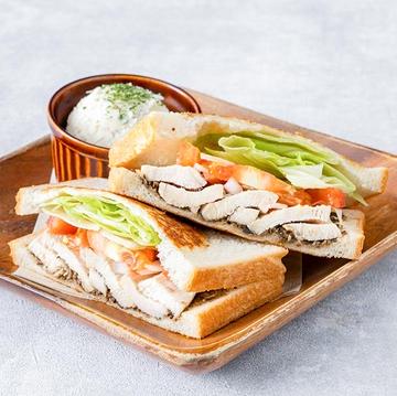 レモンのサラダチキンとブラックオリーブソースサンド
