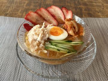 氷点クラシック冷麺【しっとり半熟ゆで卵、炙りチャーシュー、蒸し鶏、キムチのせ】