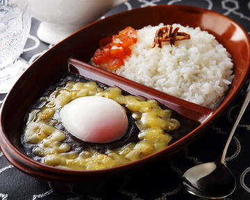 焼きチーズと温玉 黒カレー