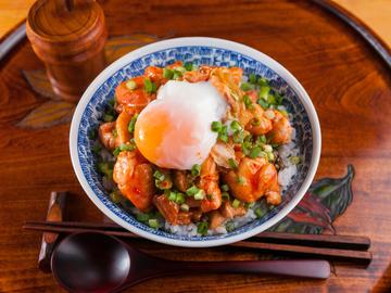 焼鳥屋のキムチたま丼ダブル Yakitori Shop's Kimchi Egg Rice Bowl