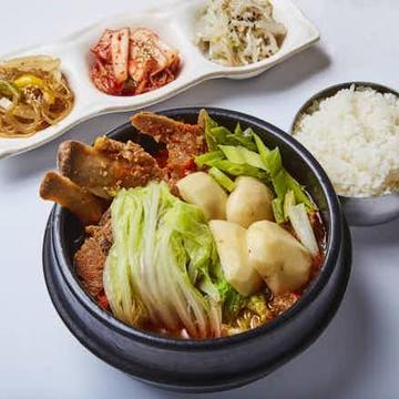 カムジャタン(韓国惣菜3品、ご飯大盛り無料)