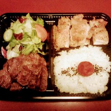 旨辛牛ステーキと鶏肉香草焼の合盛り弁当