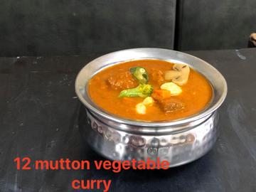 マトンベジタブルカレー(サラダ&ナンorライス) Mutton and Vegetable Curry (Served with Naan or Rice and Salad)