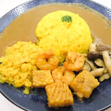 【キノコのソテー付き】イカとエビのスパイスカレー