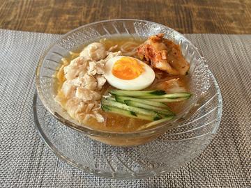 氷点クラシック冷麺【しっとり半熟ゆで卵、蒸し鶏、キムチのせ】