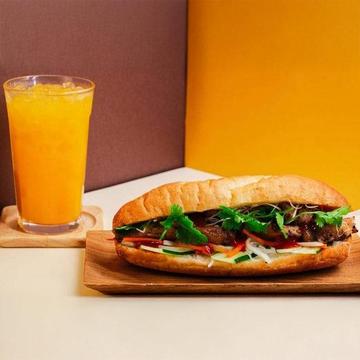 おすすめ 焼き鳥肉バインミー ジュースセット Grilled Chicken Banh Mi - Juice Set