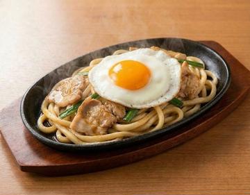 特製ぶた焼きうどん 目玉焼き