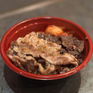 【カルビ50gハラミ50g】合計100g！牛カルビ×牛ハラミの欲張りハーフ＆ハーフ丼(キムチ付)