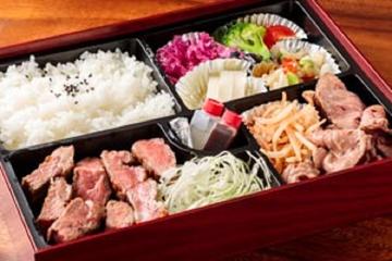 【弁当】シン・名物ビフテキとローストビーフ2点セット弁当 (サラダと小鉢付き)
