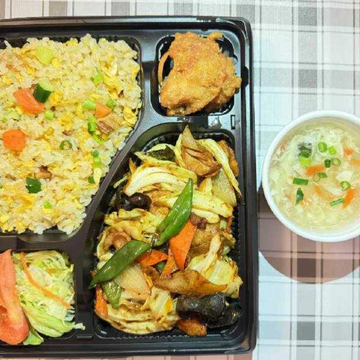 五目チャーハンと回鍋肉の弁当