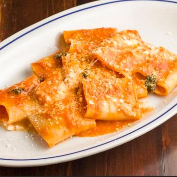 トマトと水牛のモッツァレラチーズのパッケリ Paccheri with tomato and Buffalo Mozzarella