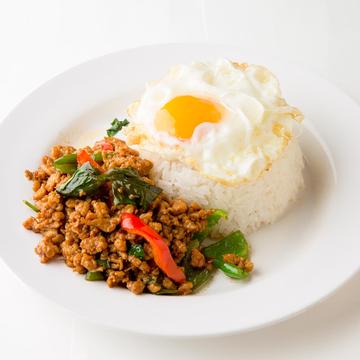タイのガパオライス目玉焼き付き