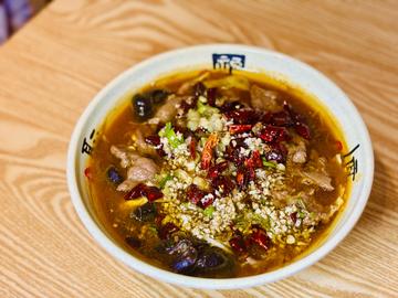四川風牛肉の辛子煮込み / 水煮牛肉 (辛い)
