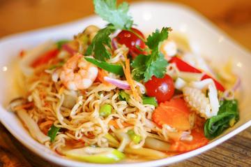 タイ即席めんサラダ (ヤムマーマー) Seafood & Instant noodles salad