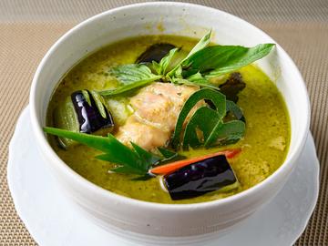 51 ゲーンキョワーンガイ(鶏肉入りグリーンカレーライス)