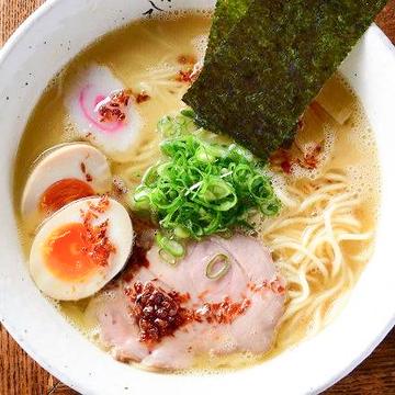 鶏白湯味玉ラーメン(生麺の商品です。そのままではたべられません)80秒茹でてください。