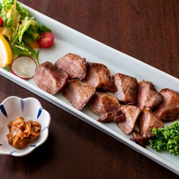 今日は贅沢に厚切り牛タンの塩焼き
