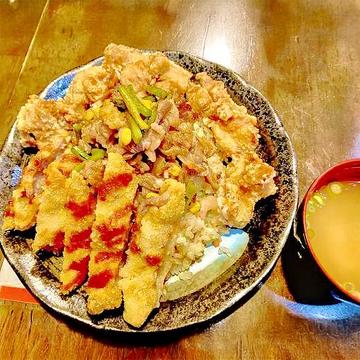 【当店人気No.1】焼肉ピラフ(豚カルビ) (トンカツ、鳥の唐揚げ、味噌汁付き)