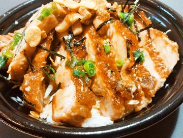 豚骨醤油背脂丼ぶり 若鶏極辛味醤油焼き合盛り