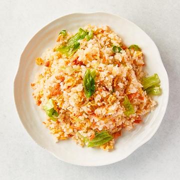 サーモンとレタスのチャーハン【鮭魚生菜炒飯】