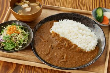 自家製牛すじカレー定食(味噌汁付き)